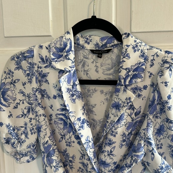 Violets & Roses Blue Floral top size small - Picture 2 of 4